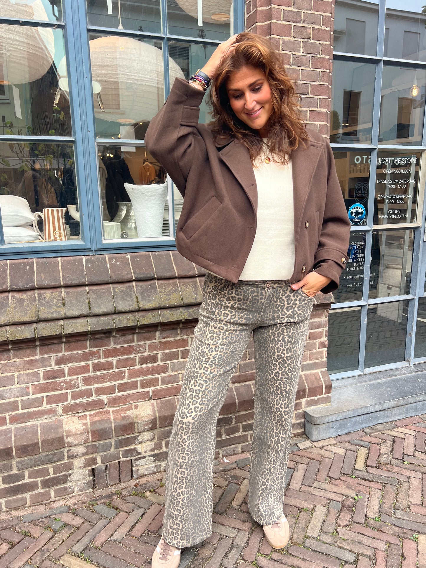 Madeleine trench bruin