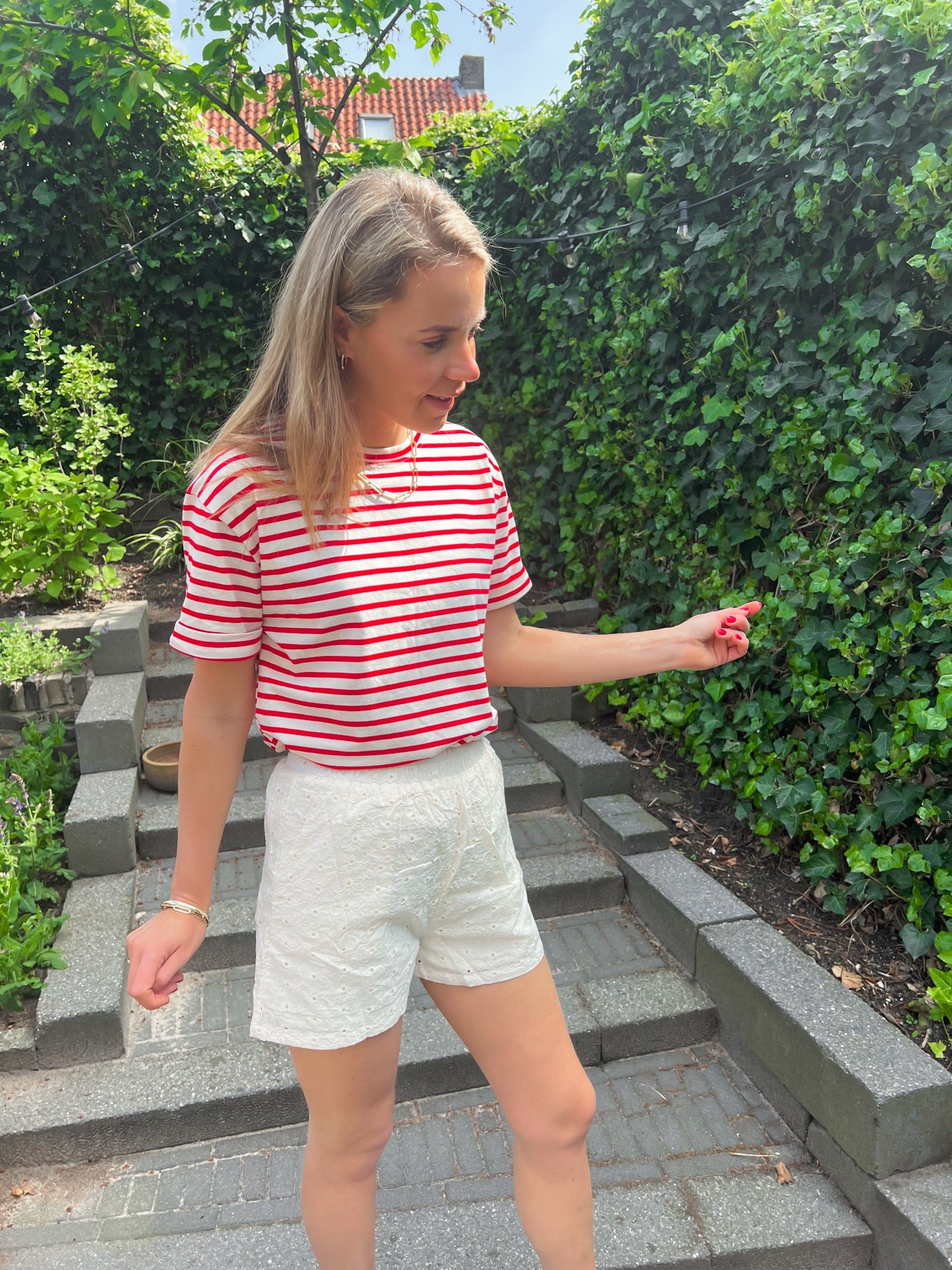 Een crème kleurige short met broderie print, borduursels motief. De short heeft een elastieken band in de taille en valt klein. De short heeft twee steekzakken