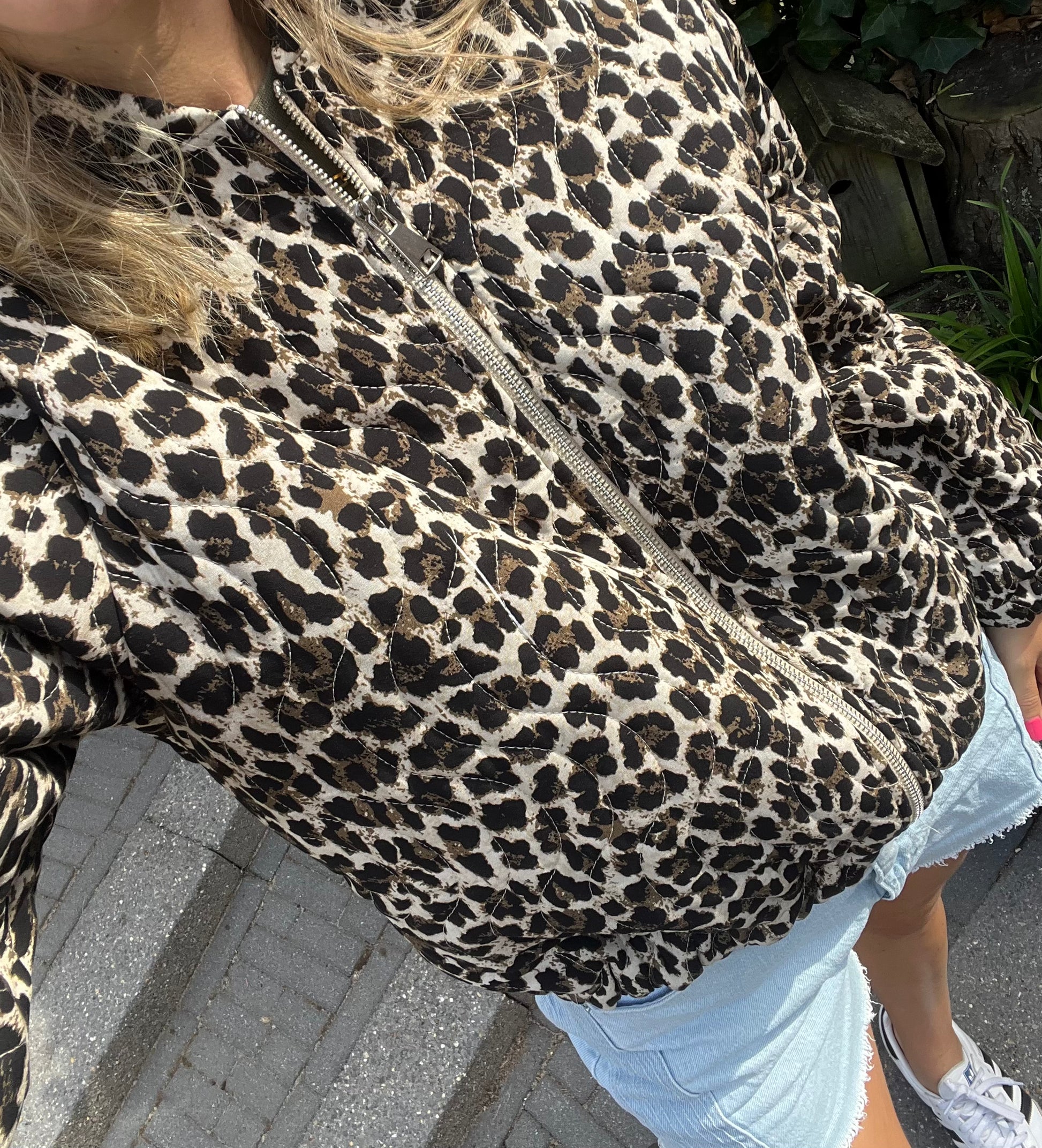 Fantastisch gewatteerde bomber jack, jas in leopard, panter print. Lange mouw met rits. Kleuren zwart, bruin en wit.