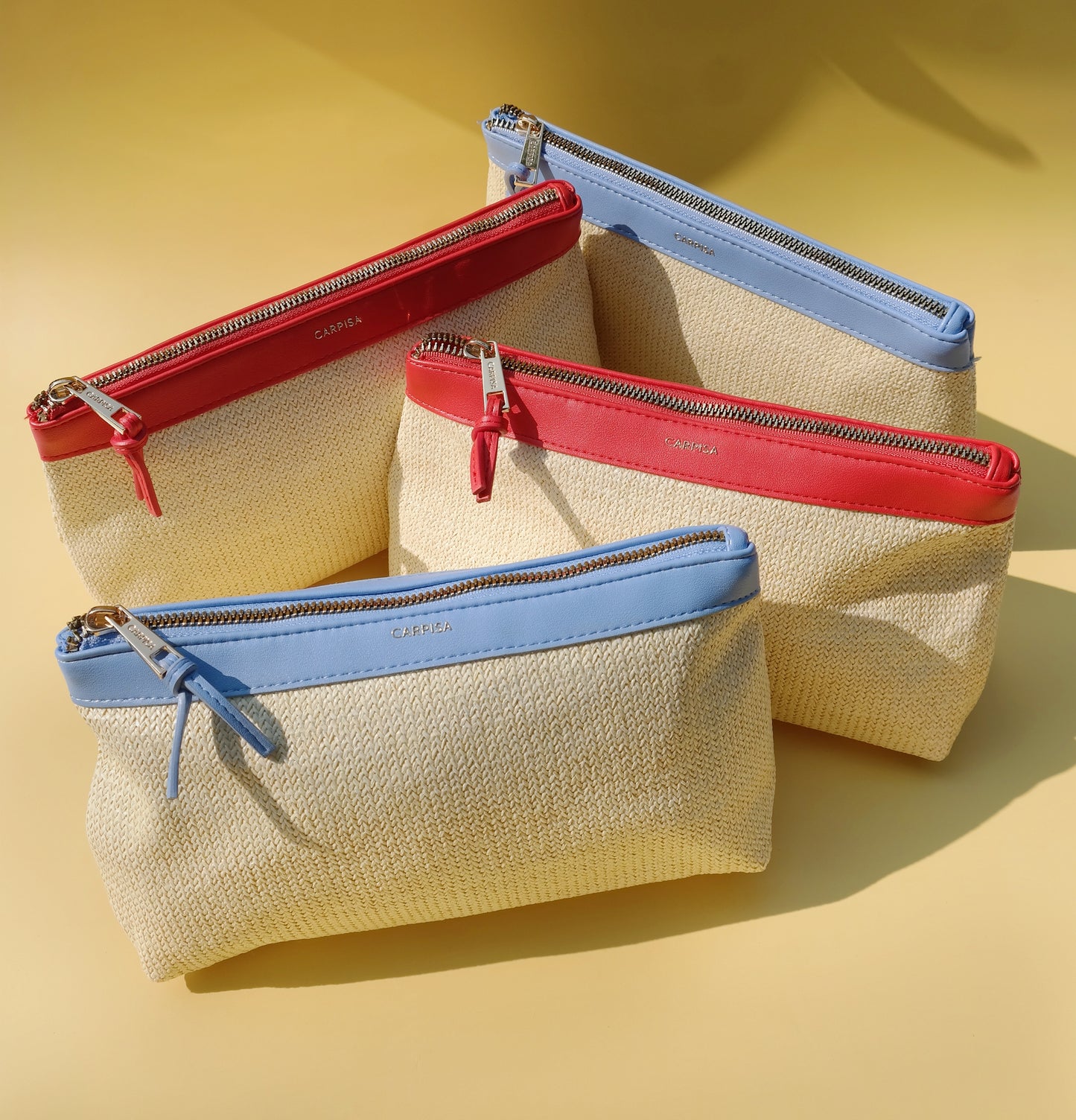 Toilettas uit Italië, perfect voor op reis of in je dagelijkse shopper. Verkrijgbaar in twee kleuren, rood en blauw. De tas wordt afgesloten met een rits en heeft een binnenvak met rits