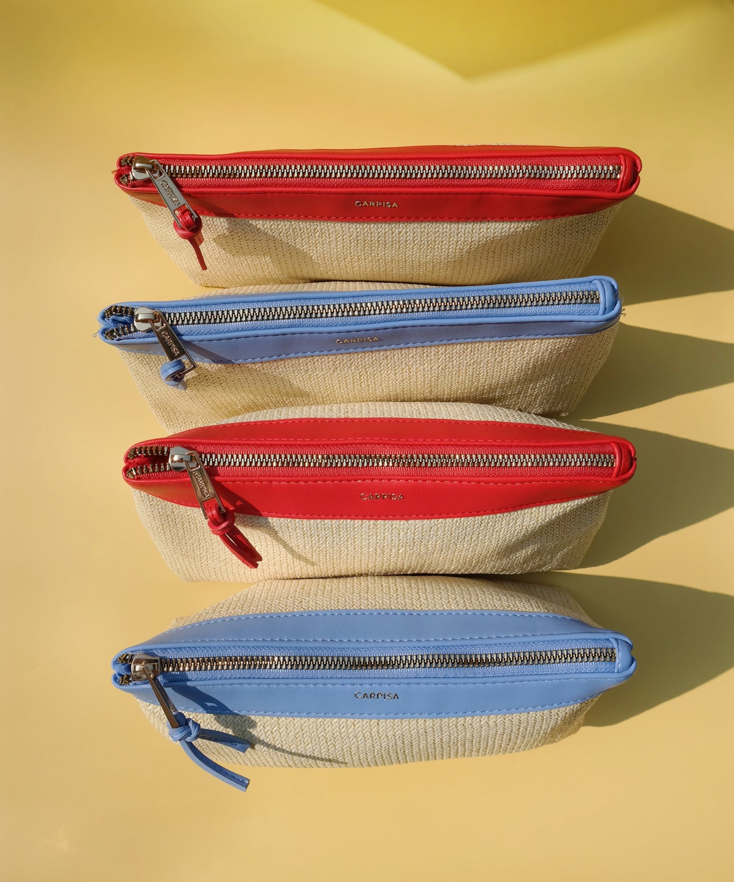 Toilettas uit Italië, perfect voor op reis of in je dagelijkse shopper. Verkrijgbaar in twee kleuren, rood en blauw. De tas wordt afgesloten met een rits en heeft een binnenvak met rits