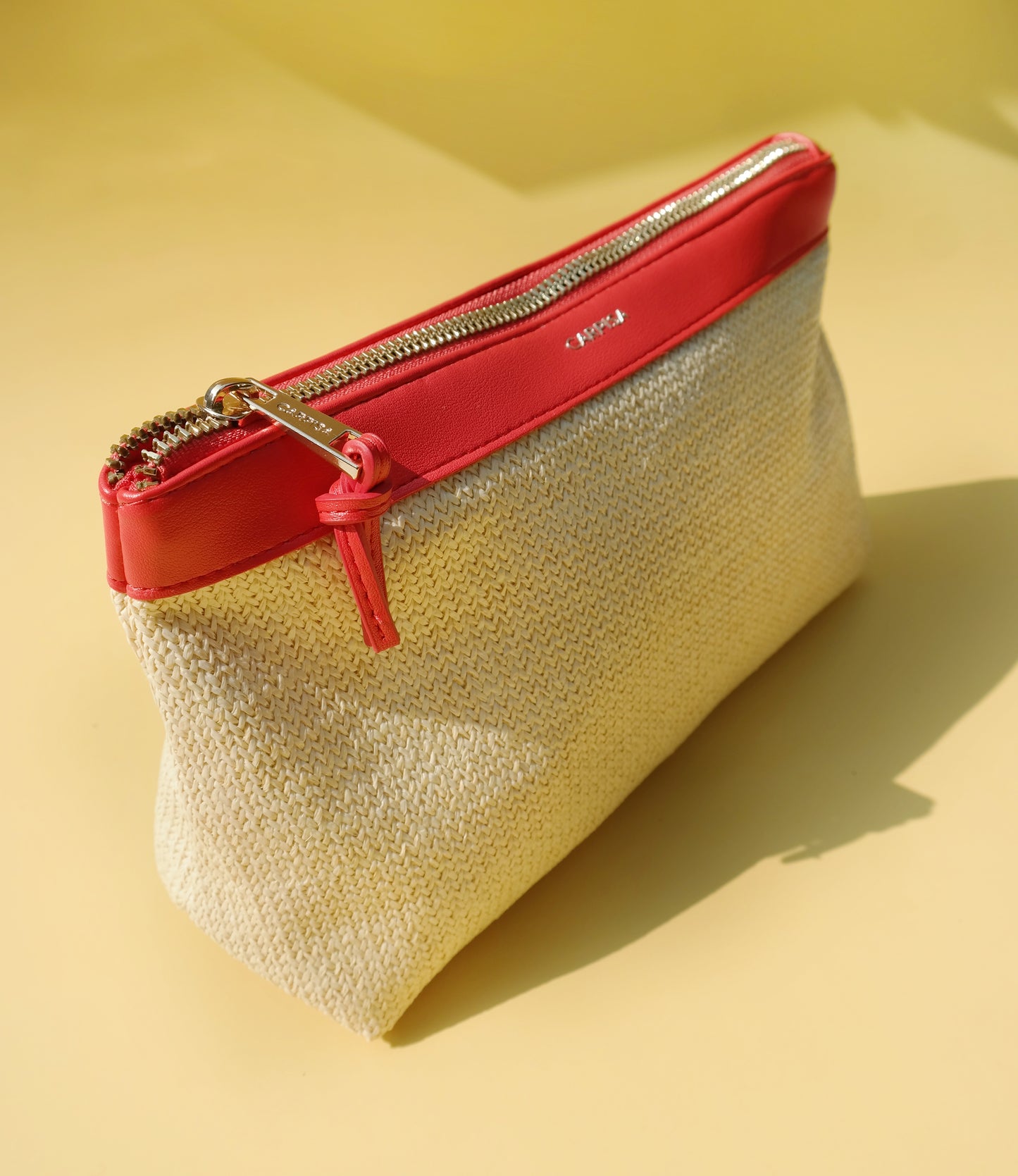 Toilettas uit Italië, perfect voor op reis of in je dagelijkse shopper. Verkrijgbaar in twee kleuren, rood en blauw. De tas wordt afgesloten met een rits en heeft een binnenvak met rits