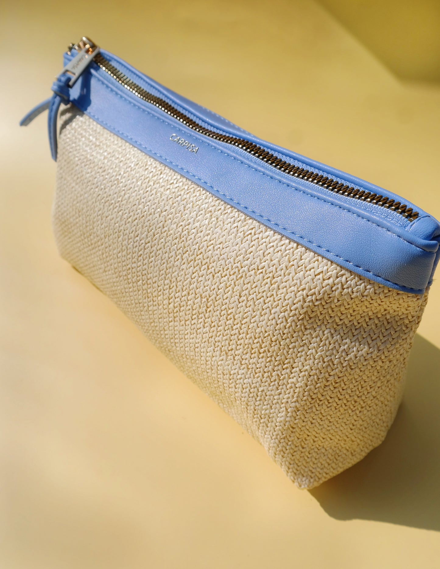 Toilettas uit Italië, perfect voor op reis of in je dagelijkse shopper. Verkrijgbaar in twee kleuren, rood en blauw. De tas wordt afgesloten met een rits en heeft een binnenvak met rits
