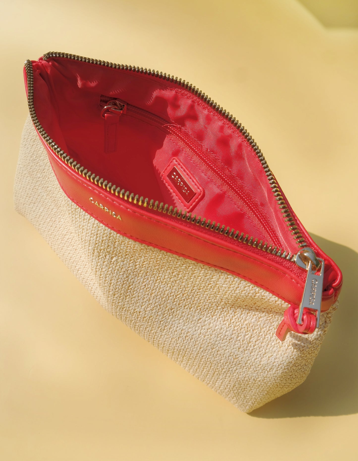 Toilettas uit Italië, perfect voor op reis of in je dagelijkse shopper. Verkrijgbaar in twee kleuren, rood en blauw. De tas wordt afgesloten met een rits en heeft een binnenvak met rits