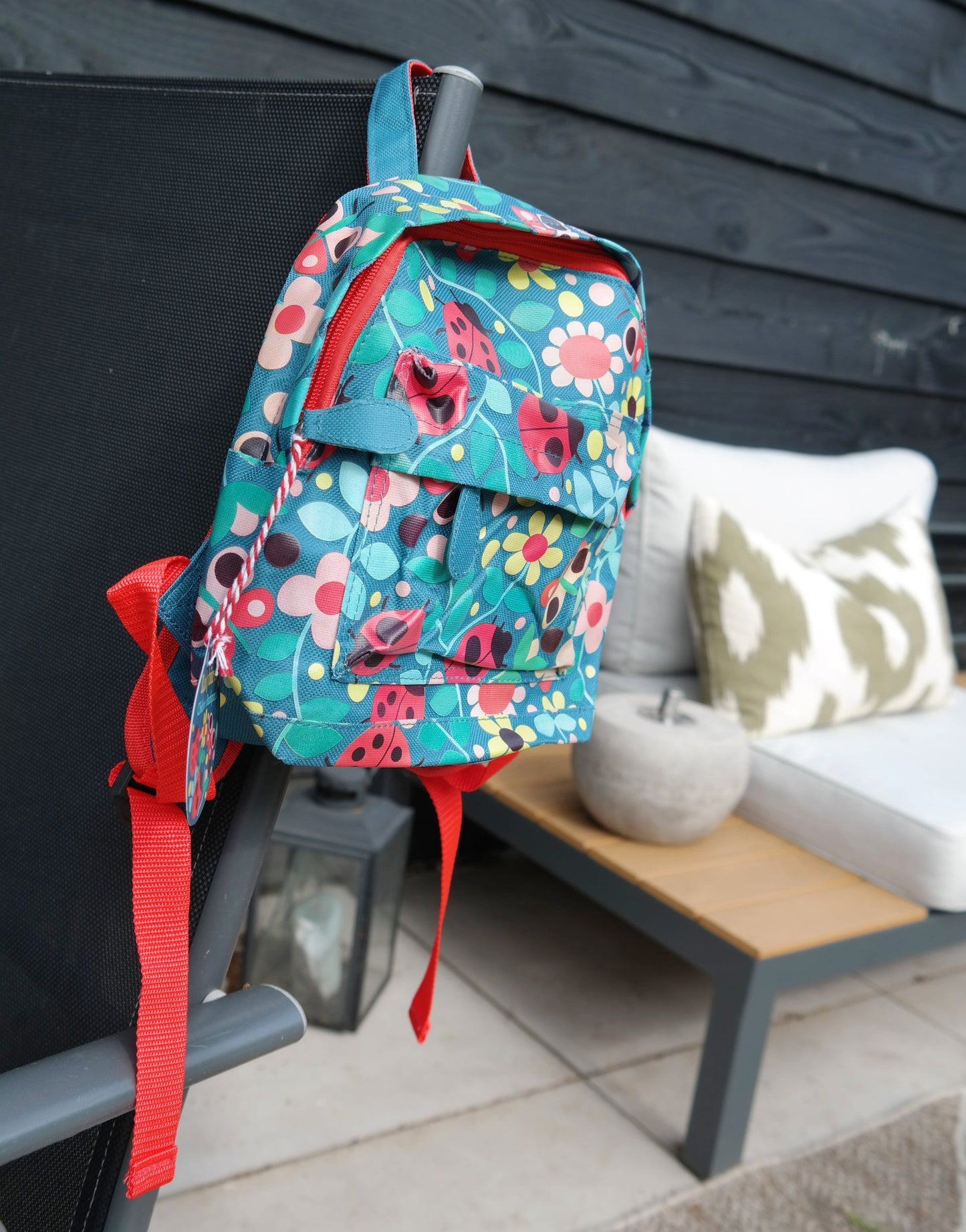 Peuterrugzak met een groot vak welke afgesloten kan worden met een rits. Aan de voorkant heeft de rugzak nog een klein vakje, ook met rits. DE rugzak heeft een gewatteerde achterkant voor meer comfort. De rugzak is het van merk Ladybird in de kleur rood met lieveheersbeestjes. Verstelbare schouderbandjes