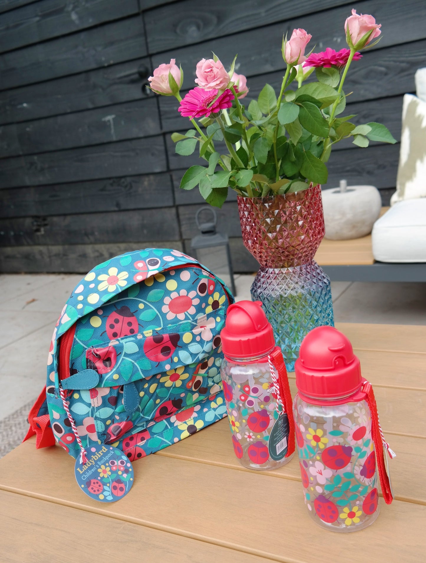BPA vrije drinkbeker met rietje. Lekvrij. Van het merk ladybird in de kleur rood met lieveheersbeestjes en hengsel