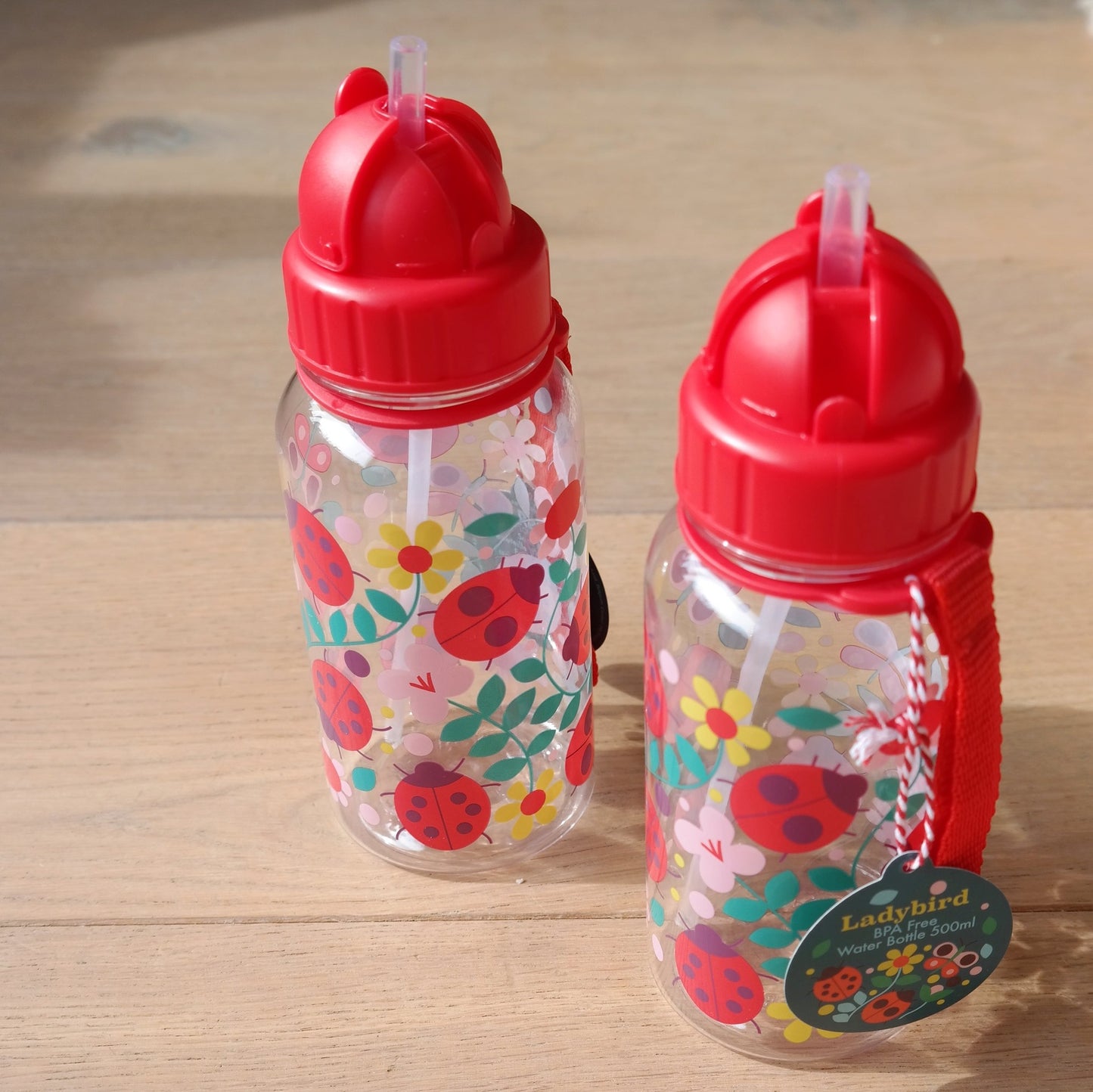 BPA vrije drinkbeker met rietje. Lekvrij. Van het merk ladybird in de kleur rood met lieveheersbeestjes en hengsel
