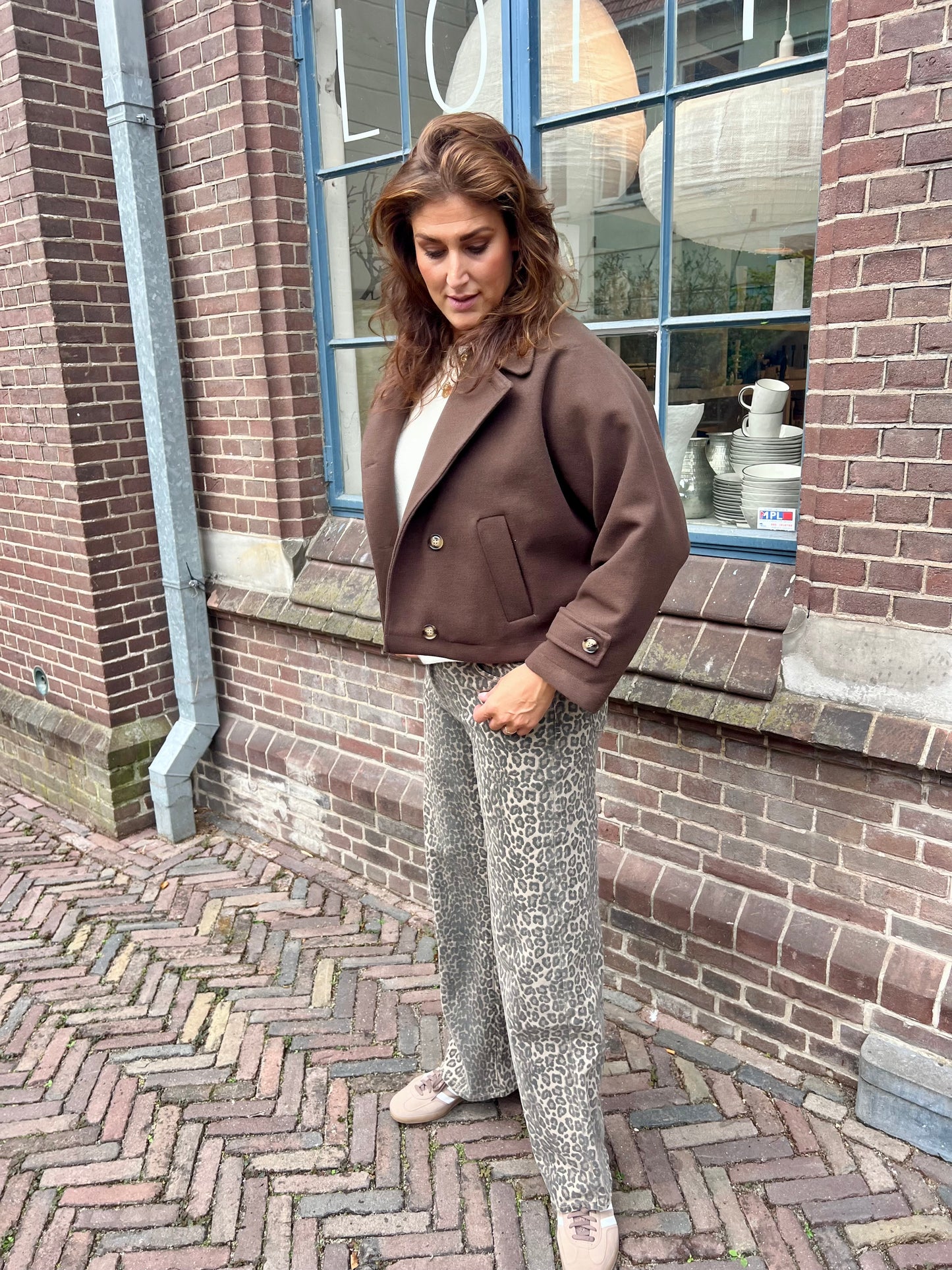 Madeleine trench bruin
