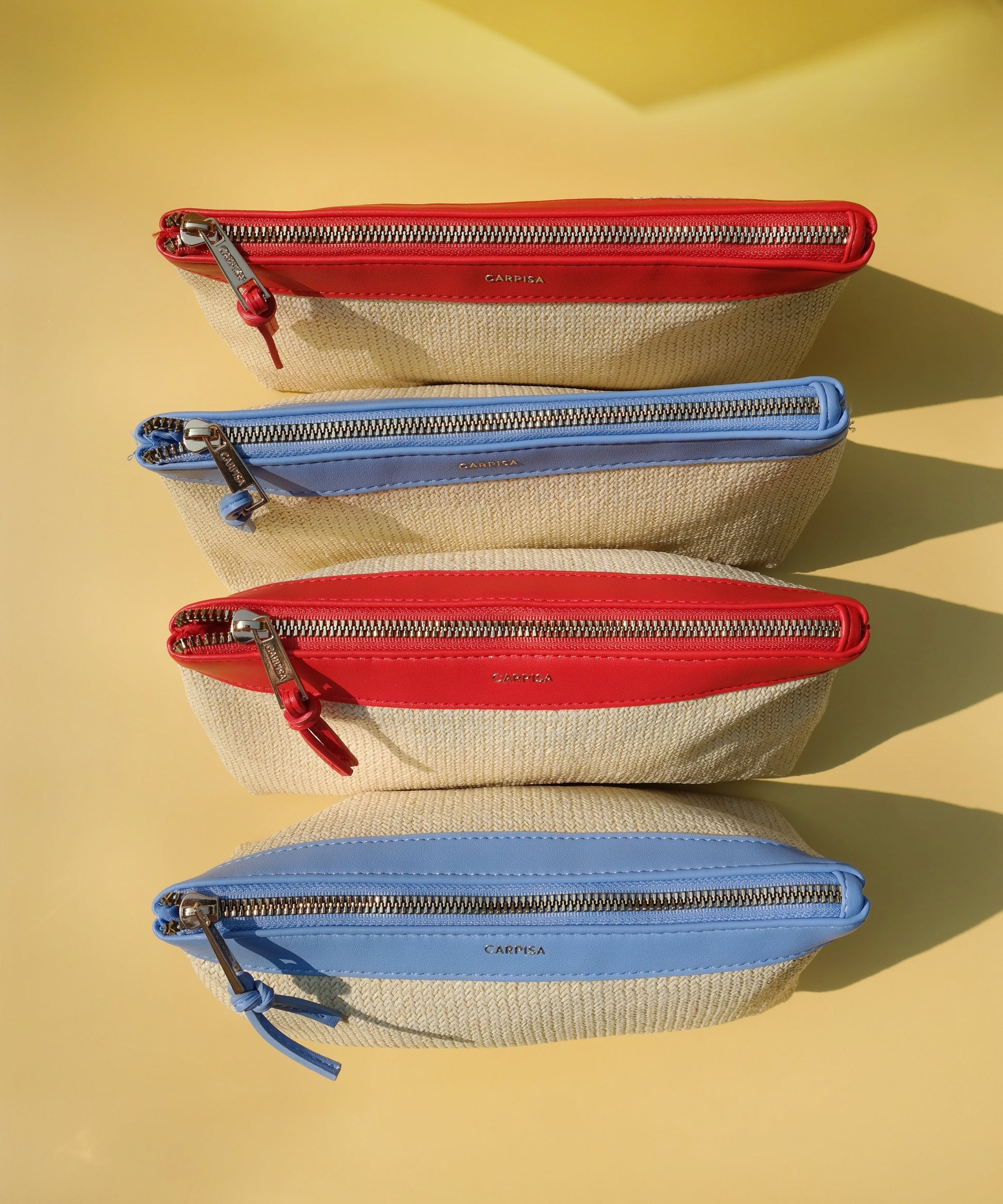 Toilettas uit Italië, perfect voor op reis of in je dagelijkse shopper. Verkrijgbaar in twee kleuren, rood en blauw. De tas wordt afgesloten met een rits en heeft een binnenvak met rits 