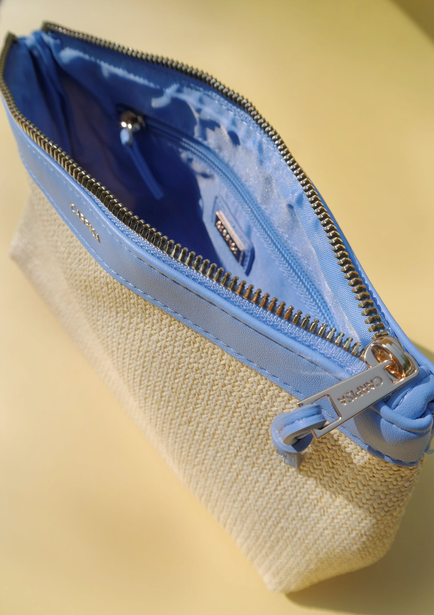 Toilettas uit Italië, perfect voor op reis of in je dagelijkse shopper. Verkrijgbaar in twee kleuren, rood en blauw. De tas wordt afgesloten met een rits en heeft een binnenvak met rits 