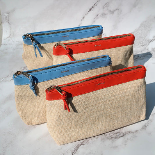 Toilettas uit Italië, perfect voor op reis of in je dagelijkse shopper. Verkrijgbaar in twee kleuren, rood en blauw. De tas wordt afgesloten met een rits en heeft een binnenvak met rits 